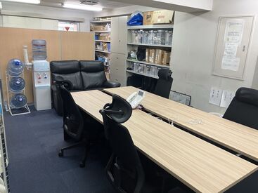 個人の鍵付きロッカーがあるためPCは会社に置いて帰ってもOK！
年休125日、半休も取得しやすいです◎