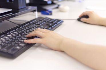 ＼働きやすい条件が勢ぞろい／
日吉駅から徒歩6分！交通費も全額支給♪
オフィスカジュアルでの勤務です。