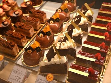 キラキラと宝石のように輝くチョコレートに囲まれて働けます♪お客様の幸せそうな笑顔が見れるやりがいも抜群！