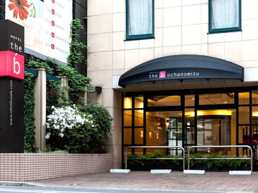 the b お茶の水 人気の御茶ノ水エリアにある店舗外観！研修後は都内各所のスタイリッシュなホテルに勤務し、多彩なスキルが身につく環境です◎