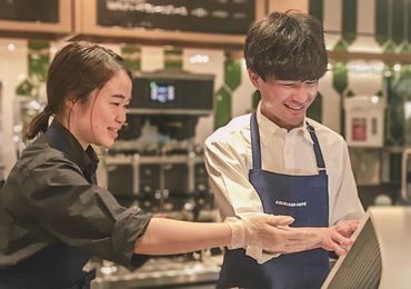 エクセルシオールカフェ 赤坂パークビル店 まずは笑顔で「いらっしゃいませ」が言えればOK！
ラテアートはハート型の作り方など基本から丁寧にお教えします♪