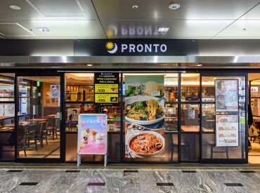 PRONTO 新幹線博多駅店 和気あいあいとした職場！
スタッフ同士の距離感も程よく、
オンオフを切り替えながら働いています◎