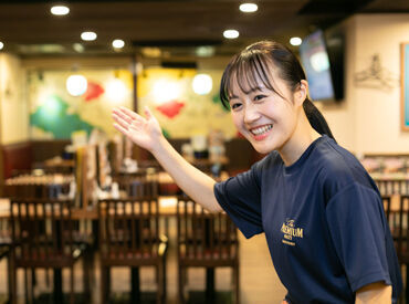 \いらっしゃいませ♪/
まずは笑顔でお客様をお出迎え☆
飲食バイトが初めての方も
当店で無理なくSTART★