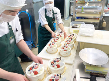 ＼センスが活かせる♪／
ケーキの盛り付け作業★
バースデー、記念日、季節のイベント…etc.
目的に合わせてデコレーション◎