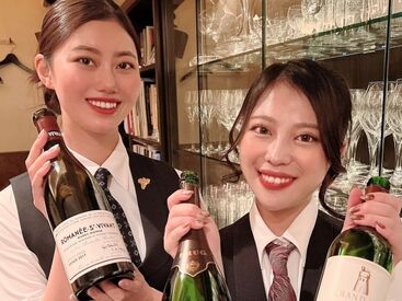 ⇒ワインやお酒が好き
⇒Bar・ソムリエって格好いい！
こんな理由で応募してきたスタッフも…
今では資格まで取得しています◎