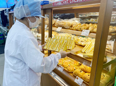 ファミリーマート 県総合福祉センター前店 ＼ファミマ内でパン作りのお仕事！／
レジや接客はなし◎裏方でこつこつお仕事です♪