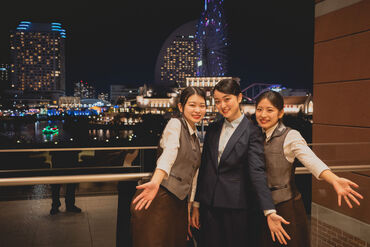 アルバスタッフ有限会社（勤務地：ノートルダム横浜みなとみらい）【012】 未経験スタート9割！
オシャレな結婚式場で
笑顔に包まれながらお仕事☆