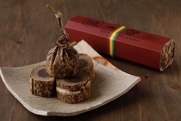 九州にいながら『京都』を感じられるお仕事♪
有職菓子司として、四季を味わえる
美しい和菓子をお届けしております！