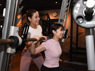 Fitness24北千住東口店 ＼未経験さんも大歓迎★／
明るく元気なSTAFFが多く、
初めてでもすぐに馴染めるハズ◎
先輩スタッフが丁寧に教えます♪
