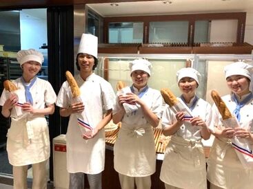 ドンク エディテ 沖縄ライカム店 ”ドンク”ならではの楽しさとやりがいがいっぱいです♪
新商品がでると、みんなで試食ができるのも楽しみの1つ★