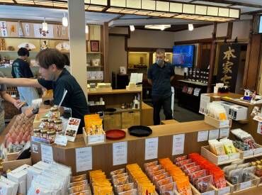 華美でなければ髪型・髪色自由、ネイルもOK◎
自分らしいスタイルで楽しめる☆
お仕事終わりにそのままお出かけも♪