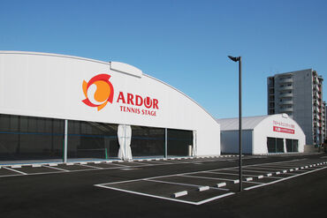 アルドールテニスステージ 市原校 お客様、スタッフ問わず仲良しの施設♪
最初は覚えることが多いかもしれませんが、
優しくて頼れる先輩が丁寧にサポートします！
