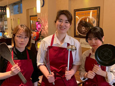 絶品メニューがまかないでたった100円で楽しめるのはスタッフの特権♪
髪型・髪色自由♪