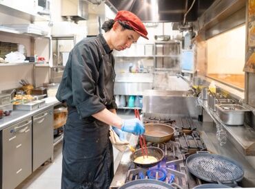 北海道キッチンYOSHIMI　イオンモール熊本店【7502】 はじめは元気に
「いらっしゃいませ！」が言えればOK。
たくさんの仲間と一緒に協力しながら
ニコニコ笑顔でお仕事しましょう！