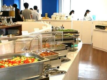 無料カフェ・無料ランチの福利厚生は、
みなさん利用可能です♪
金曜日の夜にはバータイムに変わりお酒も無料でいただけます★