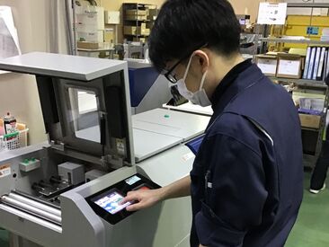 ＼②機械操作の作業風景／
”用紙をセット→ボタンを押す”
▼未経験歓迎！
・マニュアル完備
・先輩の付き添いサポートあり！