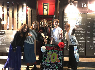 DINING BAR RED Sally ～ ダイニングバー レッドサリー ～ 素敵な仲間と一緒に楽しく働きませんか？10周年記念の写真です♪
髪型・髪色・ピアスやネイル自由です！