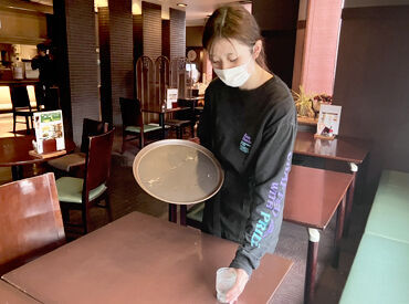 カフェには常連さんも多く、
慣れてきた頃にはお客様と楽しいやり取りも♪
お弁当の盛り付けなど…早朝からの裏方ワークも可能!