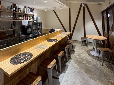 お酒とチーズ madder 昨年6月にオープンしたばかりのキレイなお店です。