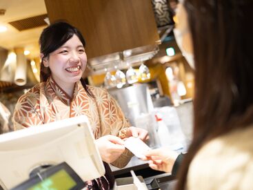 こちらは御徒町本店の内装◎
コンパクトな店内で、常時3~4名で
シフトインしています♪
ピーク時もしっかり先輩方がフォロー!!
