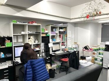 株式会社釜田水産 モクモクとデスクで作業するだけじゃなく、
競りで仕入れた魚のチェックや他店舗での集金など
色々な業務があり飽きません♪