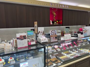 季節のケーキや、プチかわいい焼き菓子etc…スイーツに囲まれてのお仕事はトキメキの毎日♪甘いもの好きにはたまりません!