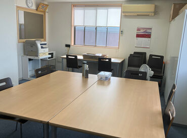 明るい雰囲気のオフィス◎
先輩や上司の方たちも気さくで、他愛もない話をしながら働いています♪