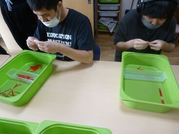 江ヶ崎生活介護事業所 ＼利用者さまが作業をしている風景です！／
ボールペン組み立てなどの作業を通して
できることを増やすサポートをしています◎