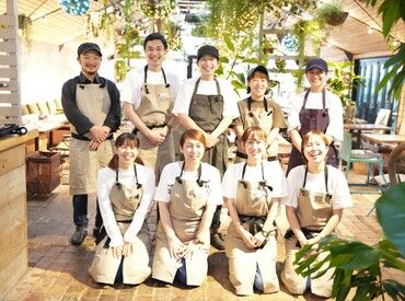 FARMER'S KITCHEN MINAMIMACHIDA 南町田グランベリーパーク内の1階に♪
グリーンに囲まれた開放感溢れるオシャレカフェ◎
接客・調理未経験さんも歓迎！