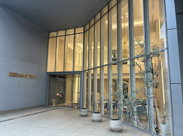 結婚式場を改築したオフィスなので社内はホントに綺麗ですよ◎
ロビーにはシャンデリアもあります（笑）