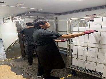株式会社東都運搬社（勤務地：松坂屋上野店） いきなり全て一人で…なんてことはありません！
簡単な作業から一つずつ始めましょう♪
業務は少しずつ覚えていけば大丈夫です◎