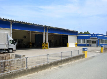 同じ部署には20名のスタッフ在籍（社員18名／パート2名）
近くに社員がいる環境なので、困ったときはすぐに頼ってくださいね◎