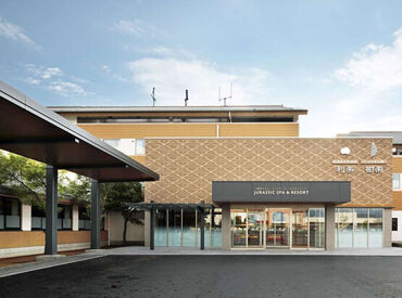 『バイトデビューで不安…』そんな方は友達と一緒に応募もOK！
裏方のお仕事もあるので、ママ友や知り合いに会う心配なし♪