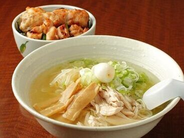 日本橋で長く続く焼鳥のお店*
煙モクモクとは無縁の、綺麗で暖かみのある店内です。