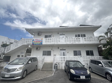 服装や髪色は自由★
気楽な服装で、自分らしくのびのびお仕事できます◎
ピアスやネイルもOK！