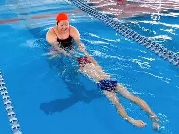 子ども達にバタ足・手の動きを教えてサポートなどを行います！
事前に先輩スタッフが指導方法を伝授するので未経験でも安心♪