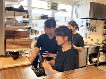 ＜女性スタッフ活躍中♪＞
家庭やプライベートと両立しながら働くスタッフも◎
急なお休みにも柔軟に対応します★
