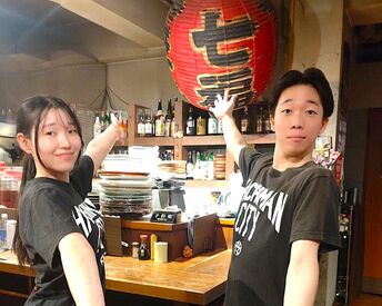 七福 大学生やフリーターが在籍中!
温かい雰囲気でみんなで仲良く楽しく働いています◎
居心地が良く、卒業まで続けるスタッフも多数!