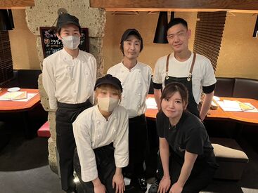 SUMIYA 新宿 ＼一緒に働くスタッフたち／
20代の学生さんやフリーターさんなど男女問わず活躍中★
アクセサリーやネイルはそのままでOK◎