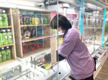 個性を生かしたファッションや
自分らしい落ち着くスタイルで勤務OK♪
推しの色をイメージした髪色・ネイルもできちゃいます！