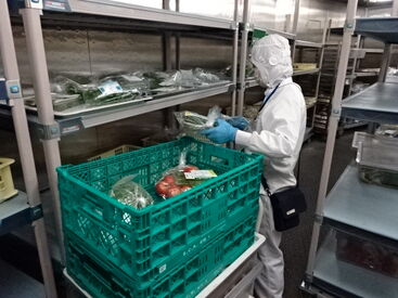 新鮮な食材が届いたかチェックしたり、種類ごとに仕分けたり
一つひとつの作業が空の上での「おいしい！」につながっています。