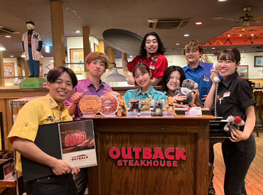 優しいスタッフの手厚いフォローと
写真付きのマニュアルあり◎
料理やドリンクの説明や
テーブルマナーなども覚えられます★