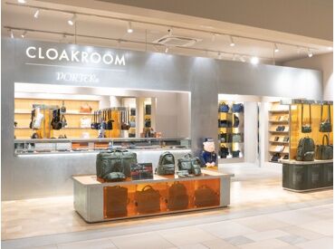 CLOAKROOMbyPORTERららぽーと福岡店[8424] "職場の雰囲気"も自慢の一つ♪
スタッフ同士の仲が良く
和気あいあいと楽しく働いていますよ◎
welcome精神でお待ちしてます！