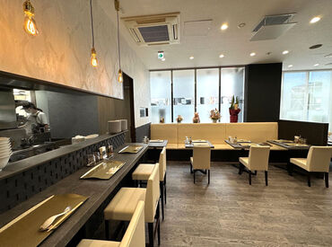 店内は広くてキレイ！
お洒落なカフェのような雰囲気です★
スタッフは女性も多数！
幅広い年代で活躍中しています♪
