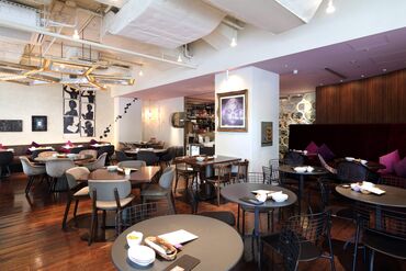 バイトで友達たくさんできちゃう♪
お店が広いので一度に出勤するスタッフも多めです！
困った時はいつでも相談しやすい◎