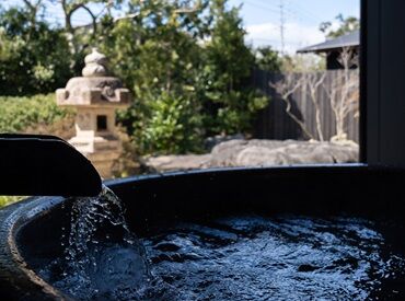 AUBERGE YUSURA 1日5組までが泊まれる旅館での
夕食担当の調理スタッフを募集しています◎
17～21時のみの短時間だけ、
週2日～相談可能です♪