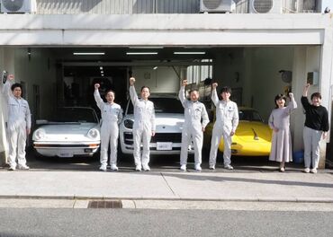 入って最初のうちは、
社長所有のポルシェで運転の練習OK！
なかなか乗る機会のないレア体験★