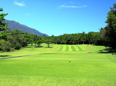 自然豊かなゴルフ場にあるレストランは見晴らしがよく
広々とした綺麗な内装◎開放的な空間で働きませんか?