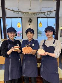 モスバーガー矢板店 写真のような家族みたいで
温かい職場！
女性スタッフメインに活躍中！
