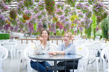お花好きな方には嬉しい！1年中咲き誇る色とりどりの花たち＊
四季を感じながらオシゴトができちゃう素敵な職場です♪